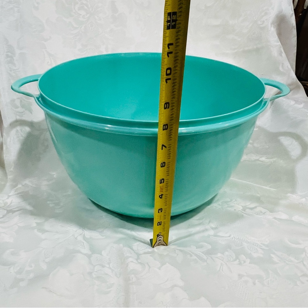 NEW (NIP)Tupperware 59-Cup Thatsa Jumbo Bowl - Mint - Picture 8 of 9